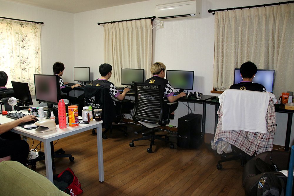 ゲーミングハウスのプレイエリア。中央に1onzヘッドコーチの席があり、壁際には選手たちの席が並ぶ