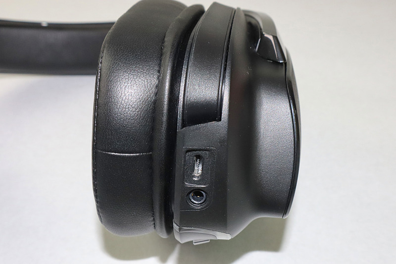 底部のアナログとUSBポート