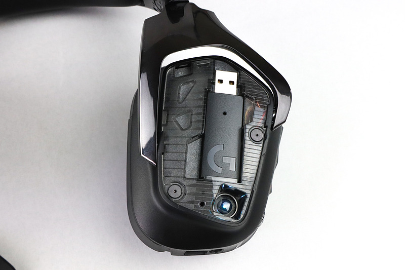 左耳のイヤーカップ内にはUSBレシーバーが収納されている