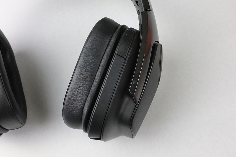 マイクは収納状態では本体のデザインに溶け込んでいる