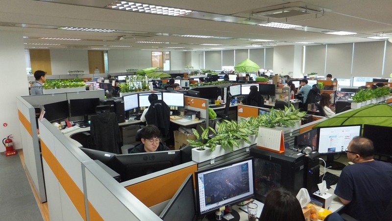 フロアの様子。Smilegate RPGだけで300人以上が働いているそう