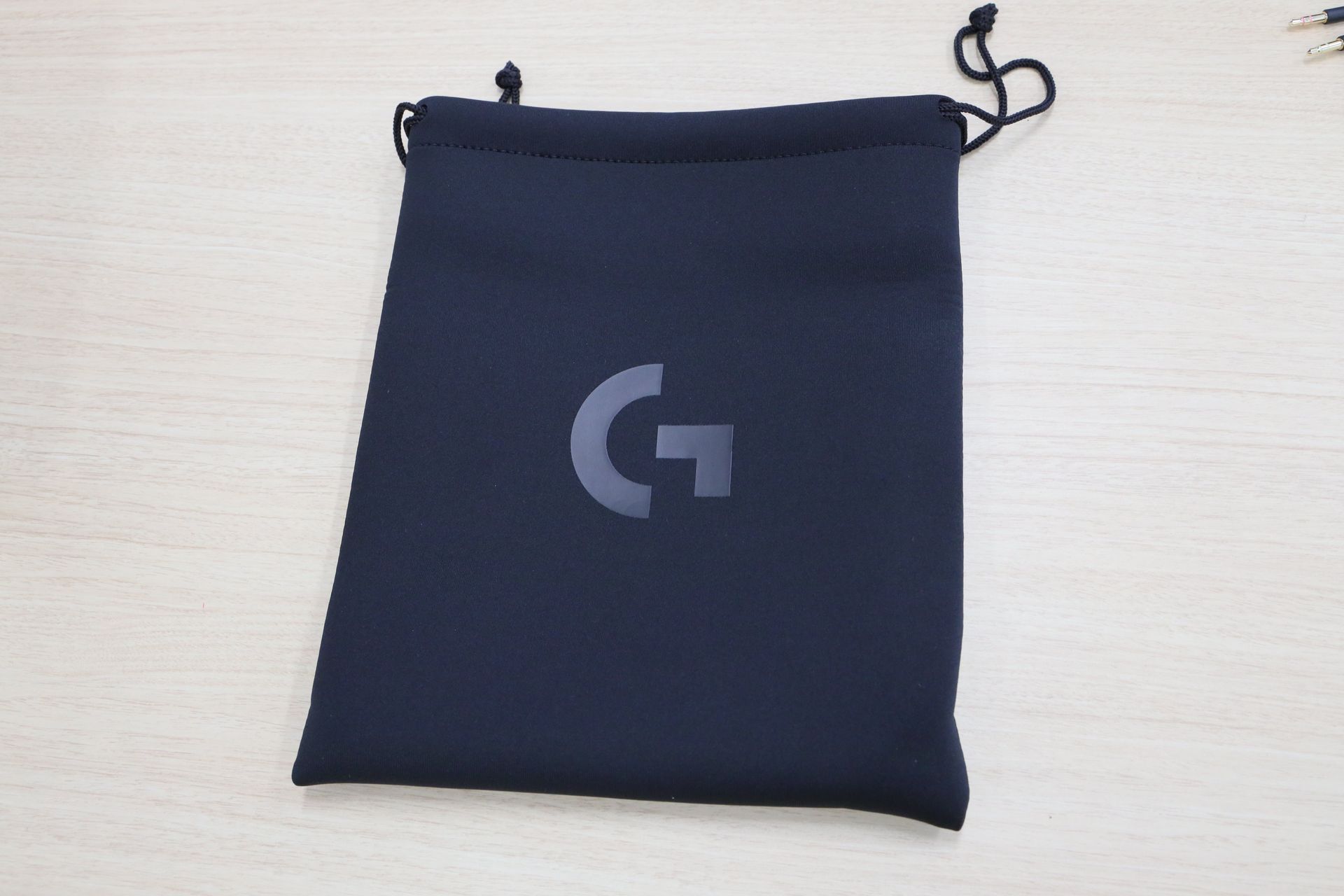 ロゴ入りのキャリーバッグ