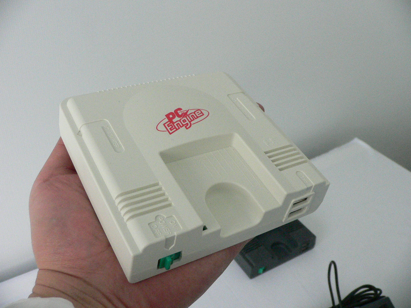 本体は手のひらサイズに縮小、コントローラーはオリジナル版と同じサイズのままになっている