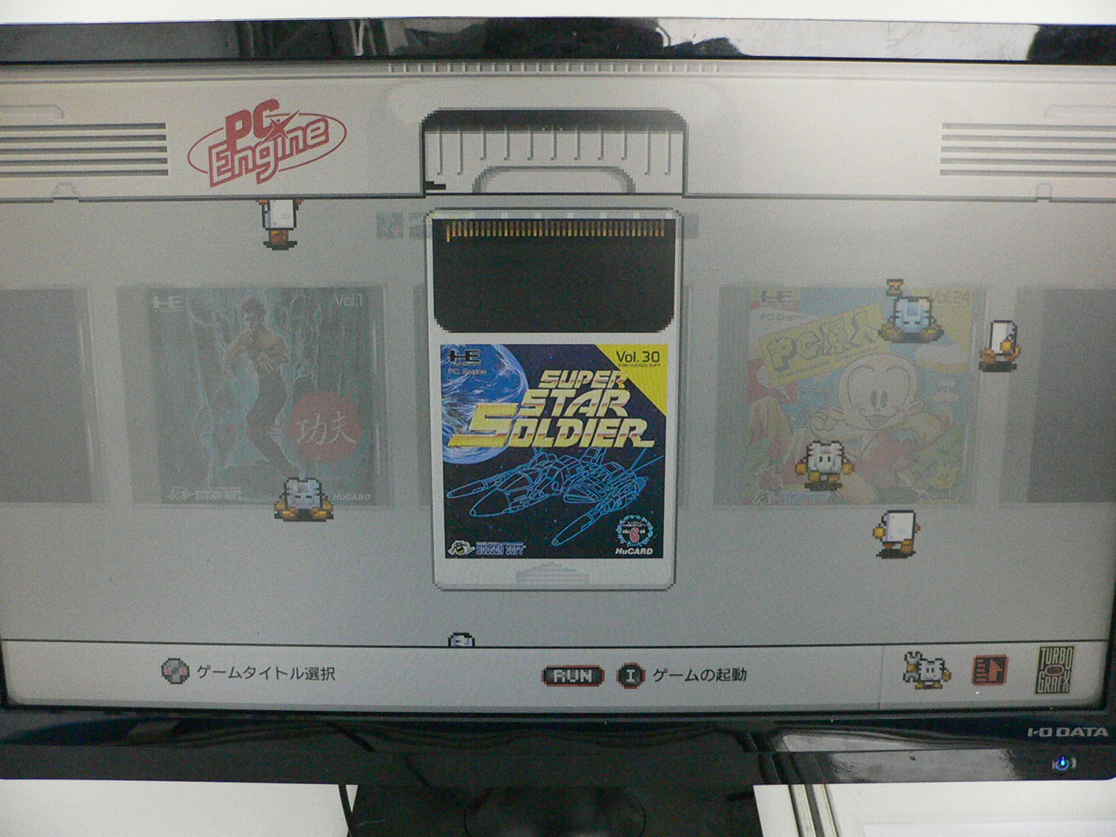 メインメニューでゲームを選択すると、懐かしのHuカードをPCエンジン本体にセットする場面をイメージした演出を見られる