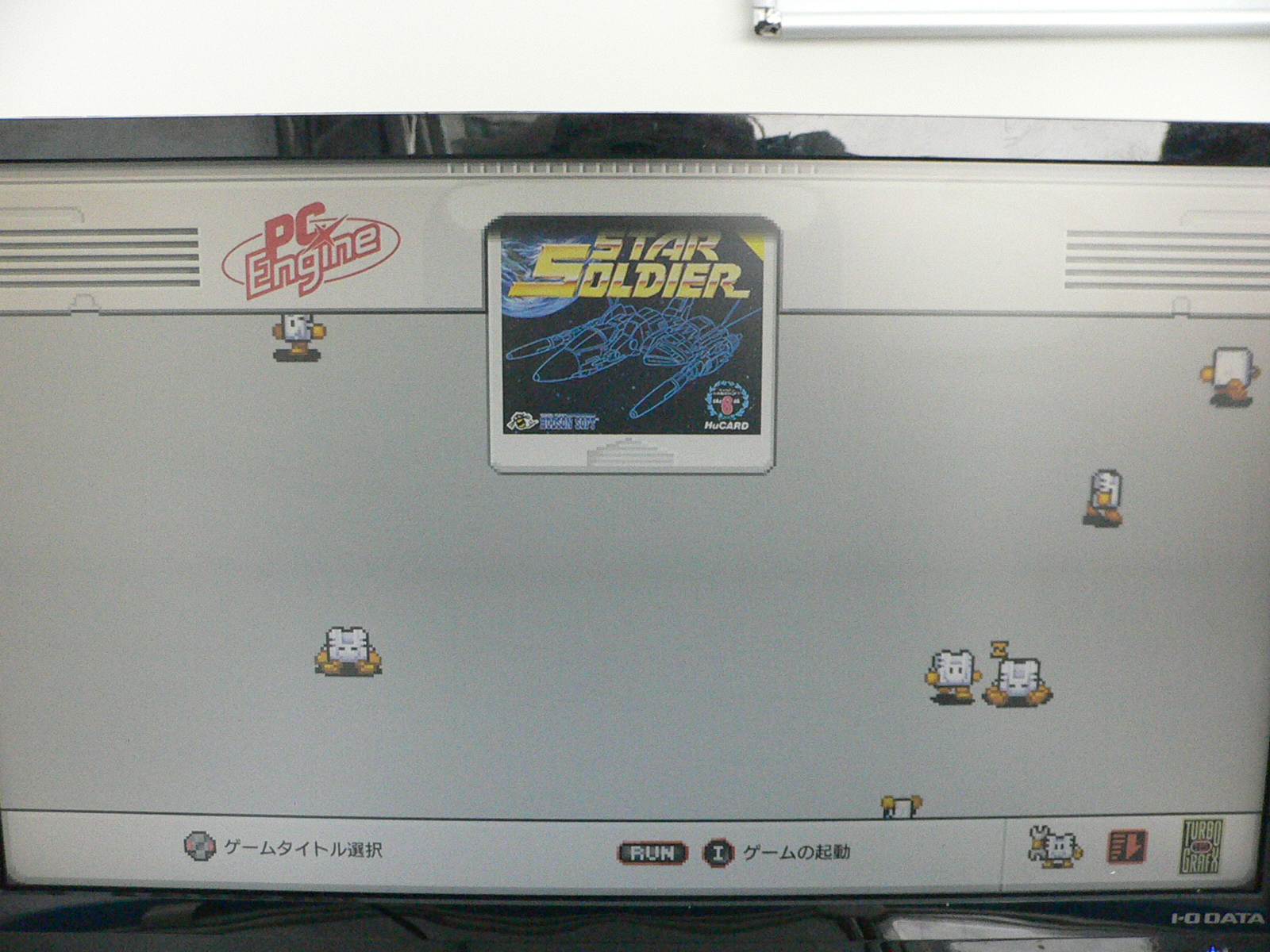 メインメニューでゲームを選択すると、懐かしのHuカードをPCエンジン本体にセットする場面をイメージした演出を見られる