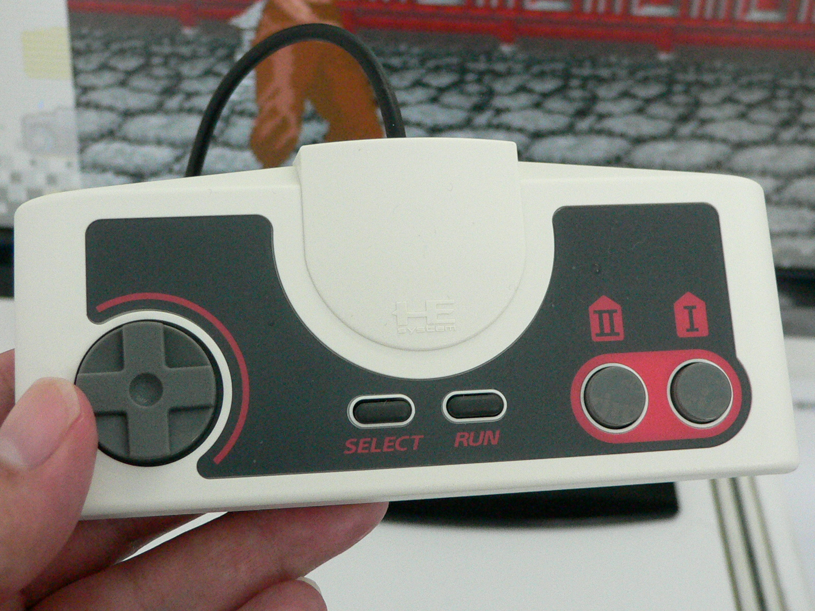 本体は手のひらサイズに縮小、コントローラーはオリジナル版と同じサイズのままになっている