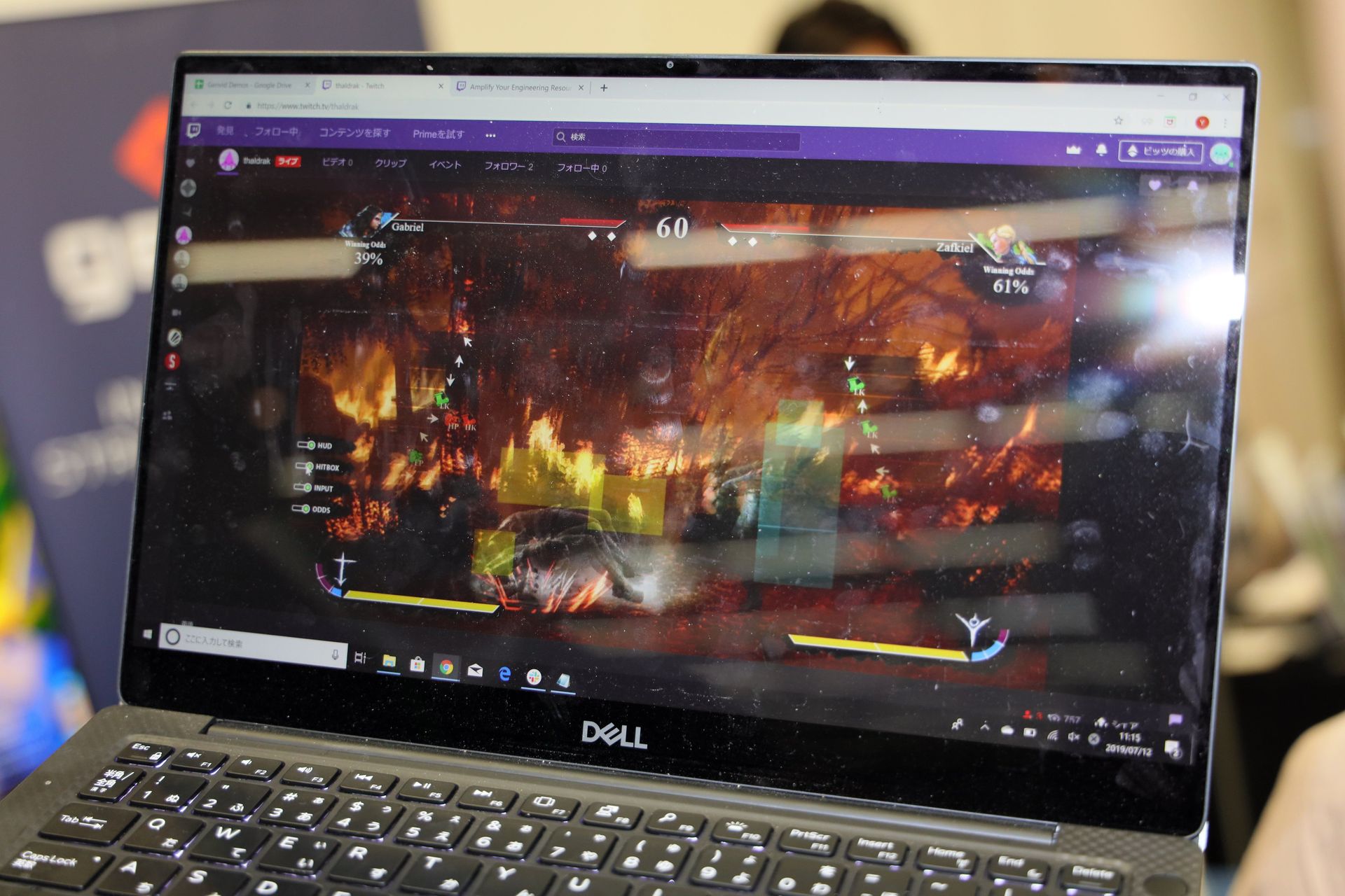 左右にハの字に表示されているのがコマンド入力。キャラクターの上にオーバーレイされているボックスがヒットボックスだ