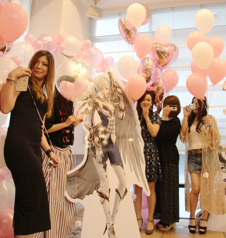 写真撮影で盛り上がっていたリネジョの皆さんをパチリ。ほとんどの人がこの女子会で知り合ったばかりだというが、あっという間に仲良くなっていた