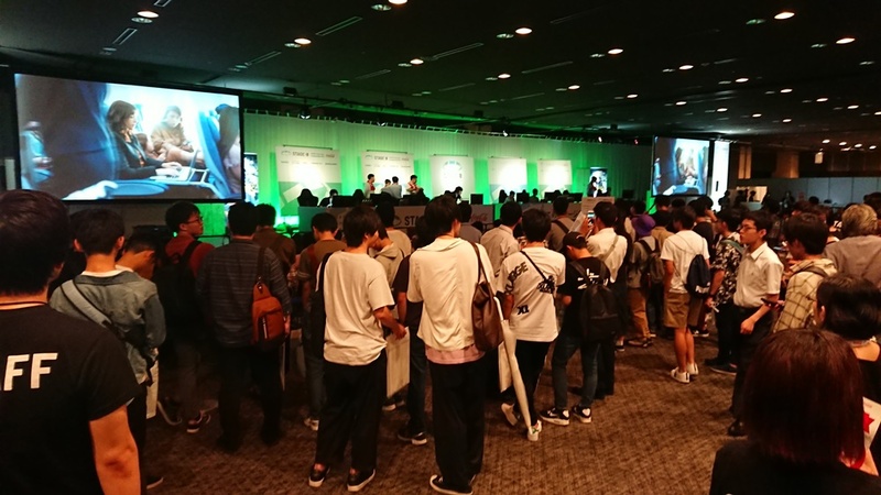 会場は試合時間外でもこの混雑っぷり