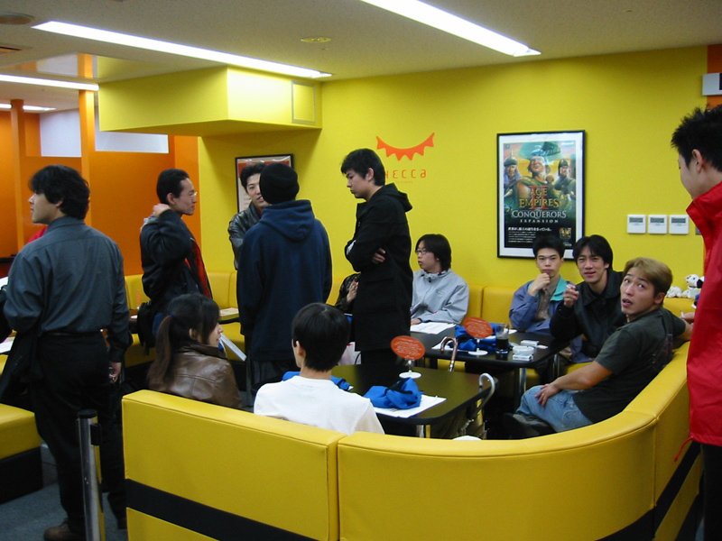 ソファでリラックスするKINTAさん。この当時から圧倒的なボス感を漂わせていることがわかる