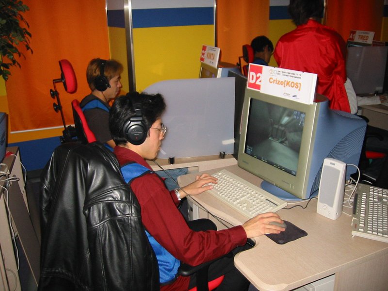 WCG2001日本予選に出場するKINTA選手。筆者が撮ったこの写真が、KINTAさんがeスポーツアスリートだったことを証明する数少ない1枚になっている。手前は、日本代表に選出されたCrize選手