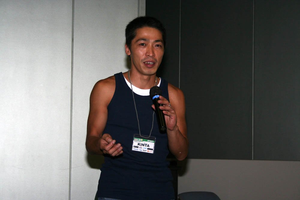 第1回BIGLANの開会を宣言するKINTAさん。KINTAさんというとこのイメージが20年近くぬぐえないのである