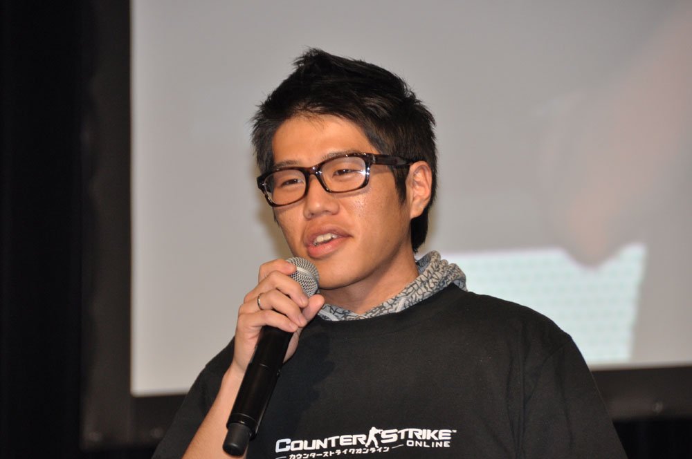 「カウンターストライクオンライン　Japan Championship 2011 Final」の実況を務めるOooDa氏（<a href="https://game.watch.impress.co.jp/docs/news/501611.html" class="n" target="_blank">参考記事</a>）