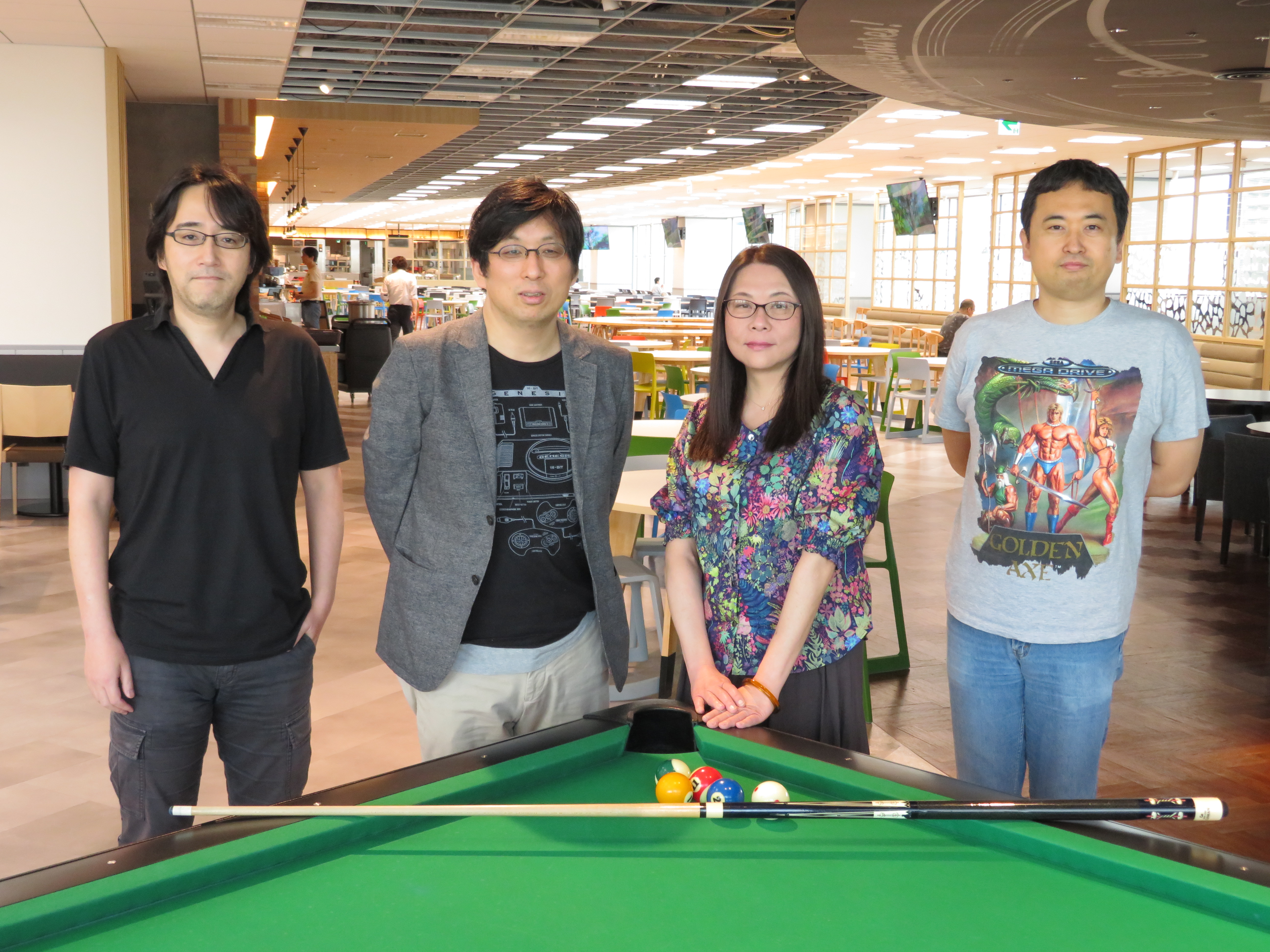 左から順に、セガゲームスの下村一誠氏、エムツーの堀井直樹氏、セガゲームスの小玉理恵子氏と奥成洋輔氏（セガサミーホールディングスの社員食堂にて撮影）