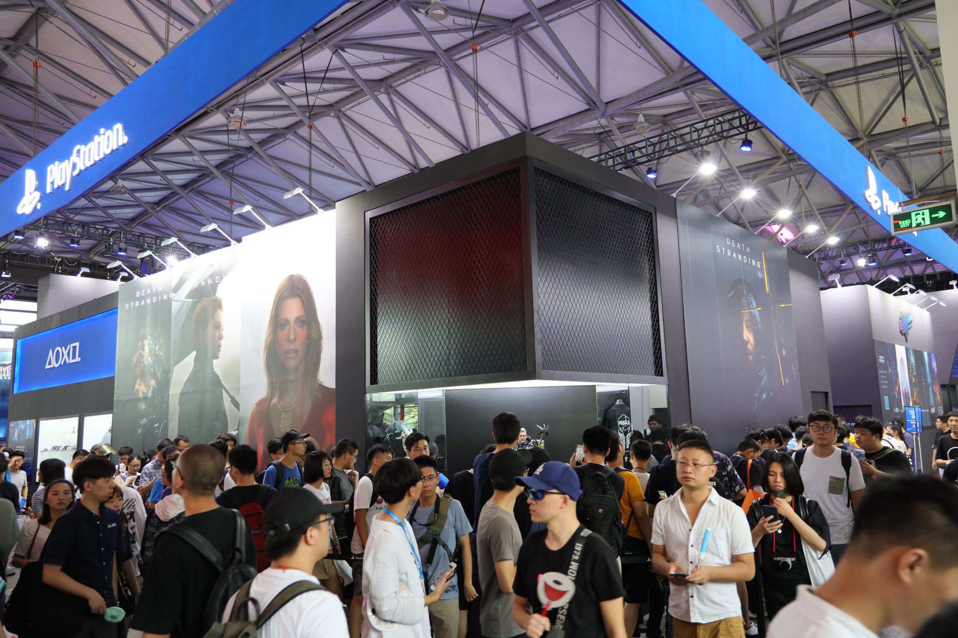 壁側の人びとがすべて待ち行列