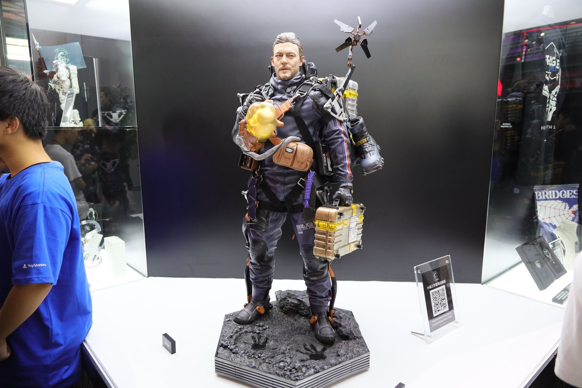 待機列の途中には、主人公サム・ポーター・ブリッジズのフィギュアも