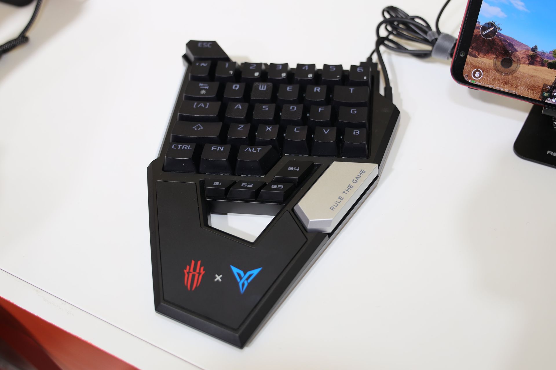 キーパッドとマウスは、中国のデバイスメーカーFlydigiのもので両社のロゴが入った紅魔オフィシャルプロダクトとなっている。キーパッドにマウスを繋げ、まとめてBluetoothで飛ばしている