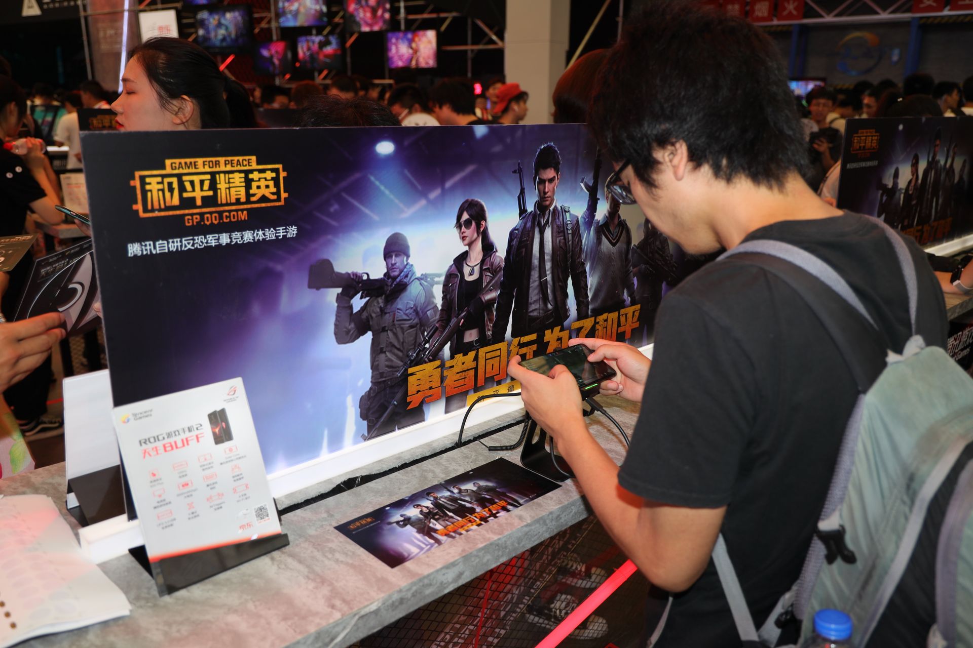 出し物は7月に発表したばかりのゲーミングスマホROG Phone II