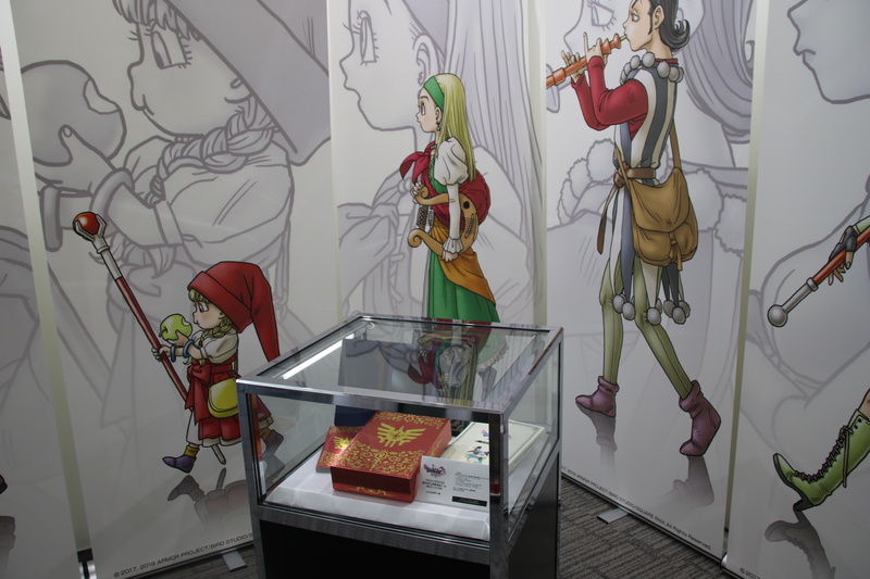 「ドラクエXl S」の「夢のゴージャス版」の実物展示も！ 「ロトの紋章が」描かれたきらびやかな箱に、特典とソフトが詰まっている