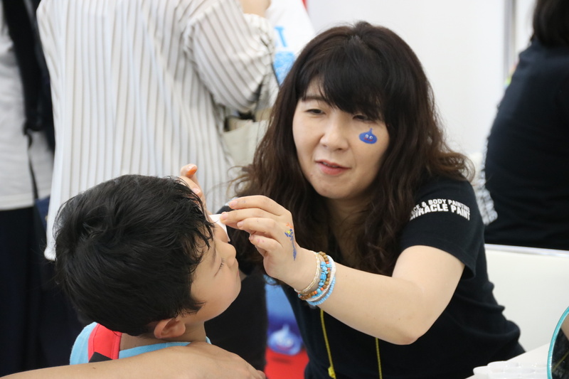 付近のビットキャッシュコーナーでは"ガラガラ"を回して、出た玉の色によって景品がもらえた