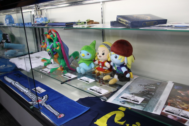 ショーケースにグッズが展示 商品を買う前に実物を見られる