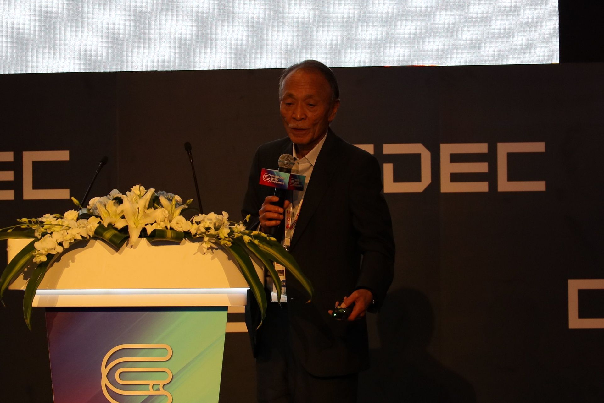 スピーチを行なう牧村氏