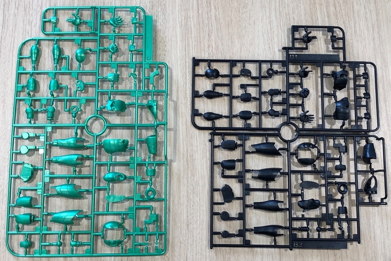 左半身パーツはマット、右半身はツヤ感のあるメタリックに