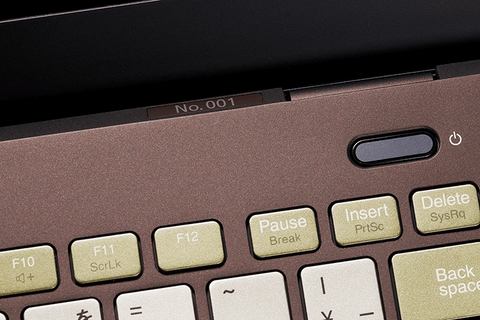 NECパーソナルコンピュータ、PC-8001をイメージした限定カラーのノート