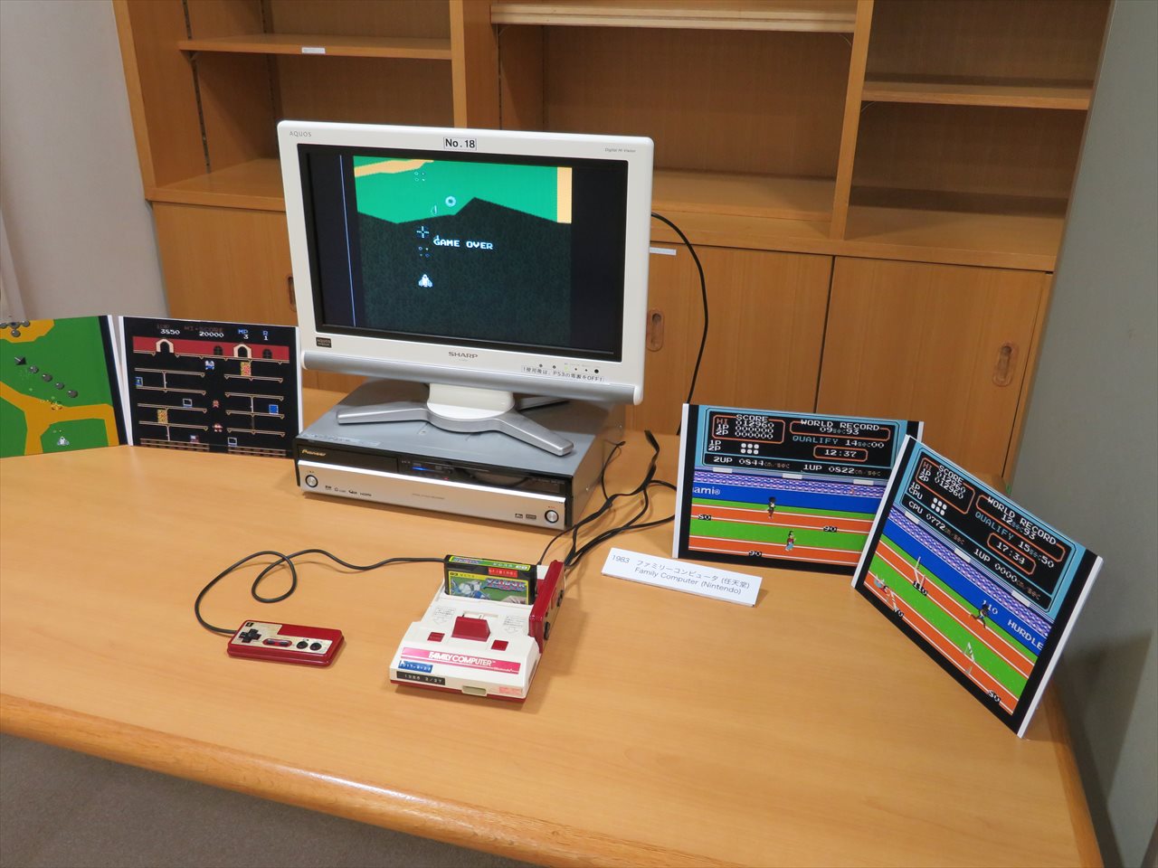 上から順に、ファミリーコンピュータ版「ゼビウス」、カセットビジョン版「ビッグスポーツ12」、MSX版「ツインビー」、SG-1000版「ザクソン」