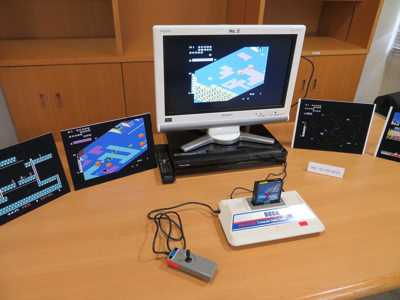 上から順に、ファミリーコンピュータ版「ゼビウス」、カセットビジョン版「ビッグスポーツ12」、MSX版「ツインビー」、SG-1000版「ザクソン」