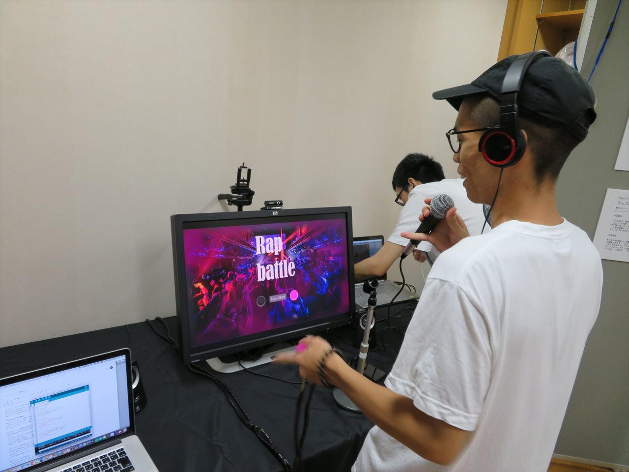 ラップを歌いながら相手と対戦したり、布団に仕込んだセンサーを寝返りで操作して遊ぶなど、学生たちの自由な発想から生まれたゲームが遊べる