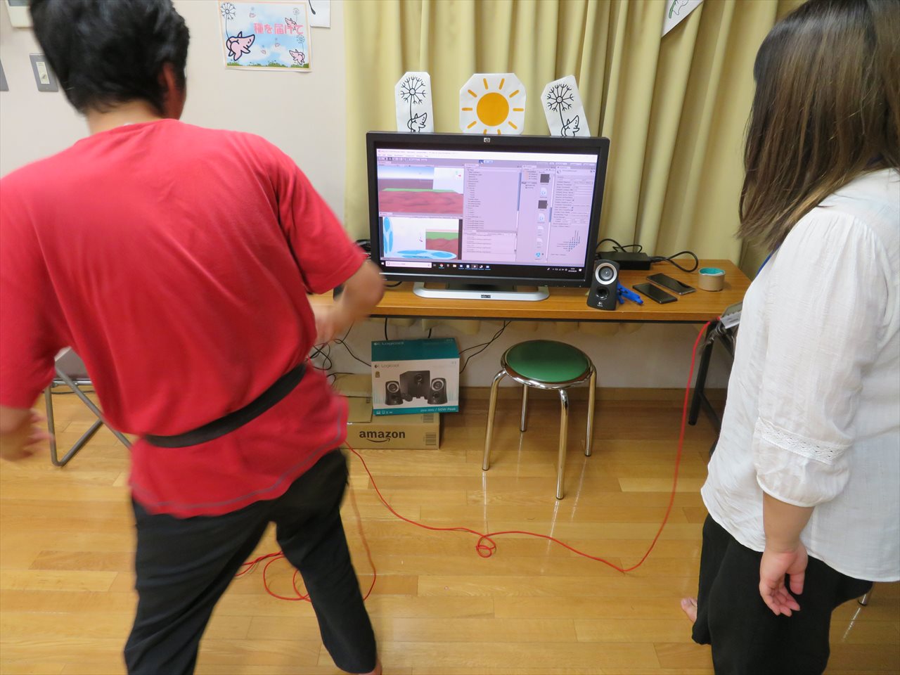 ラップを歌いながら相手と対戦したり、布団に仕込んだセンサーを寝返りで操作して遊ぶなど、学生たちの自由な発想から生まれたゲームが遊べる