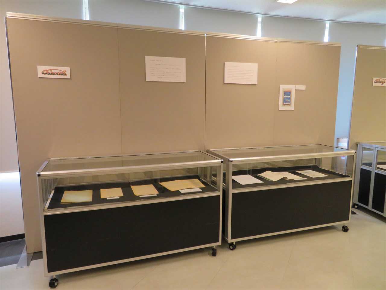 壁面にびっしりと並べられた「ギャラクシアン」、「ギャラガ」、「ギャプラス」の開発資料。壁面のものはコピーだが、ショーケース内には本物の資料も展示されている