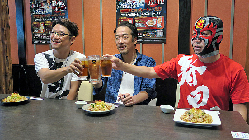 佐藤氏とドラゴンマスク1号氏、堀井章生氏で昼間から「カンパーイ！」