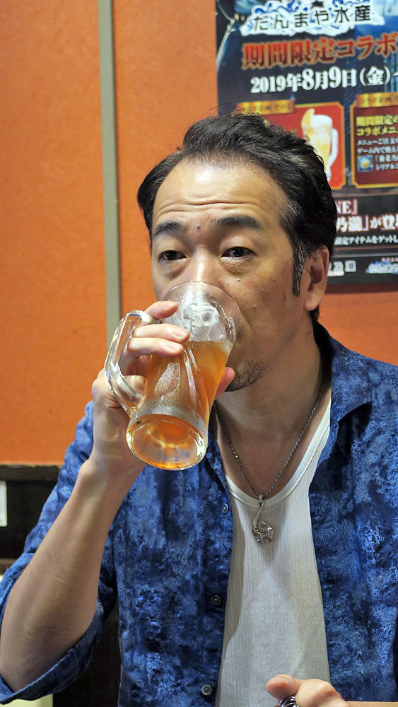 「男の梅バクハイ」を飲む佐藤氏