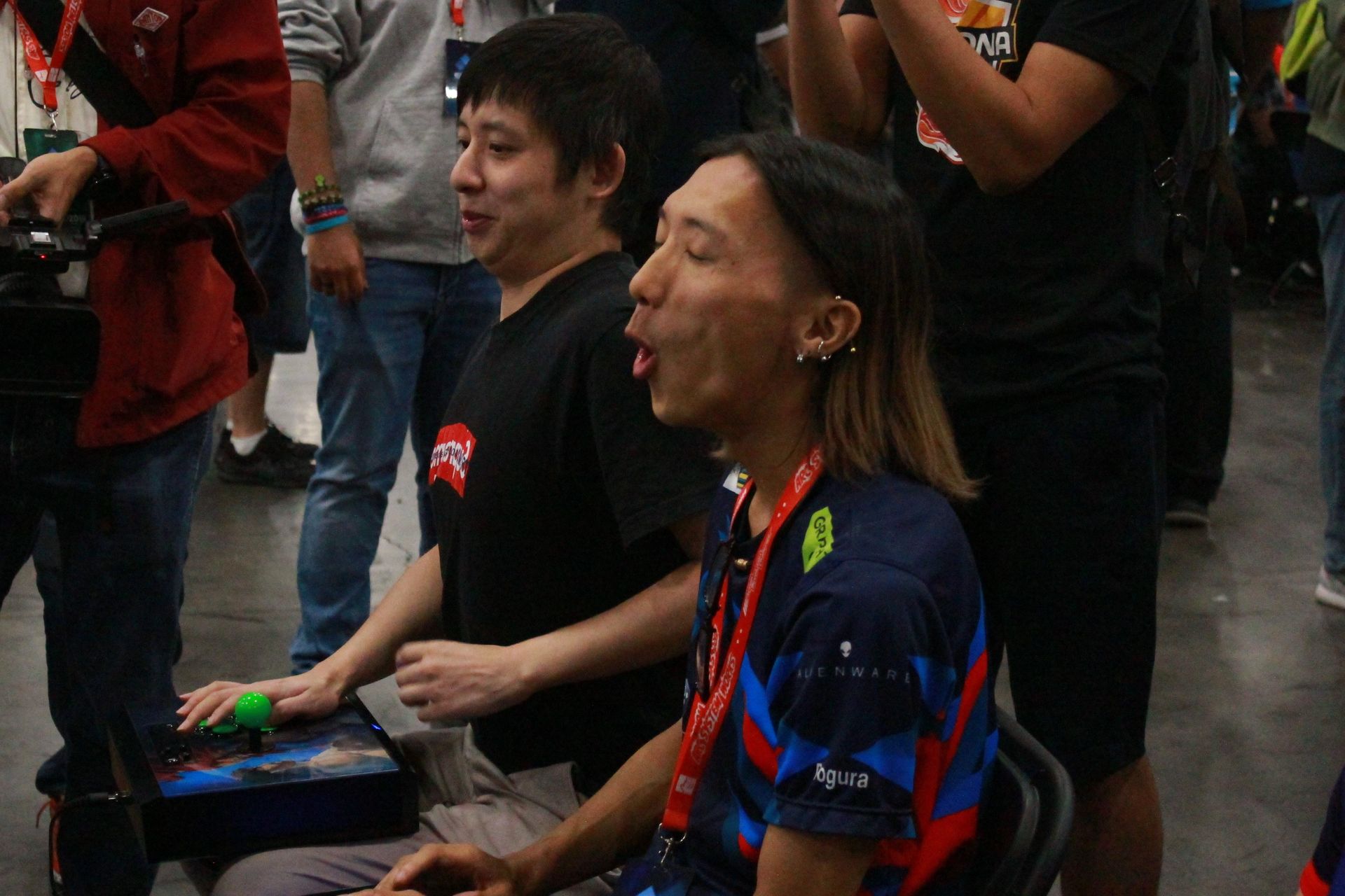 HumanBomb選手（写真左）とどぐら選手（写真右）