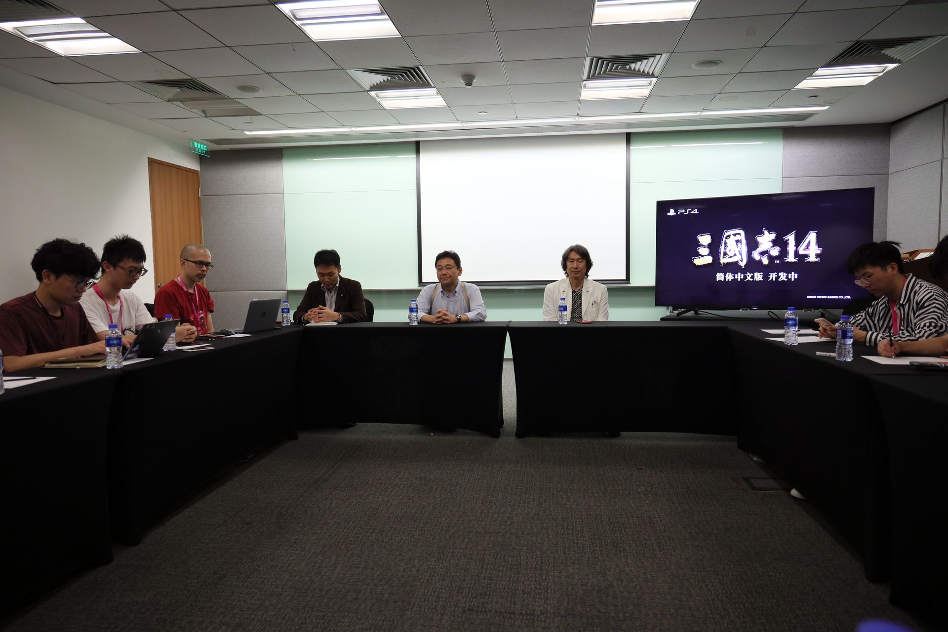 5分前に会議室に入ったらすでにインタビューが始まっていた！