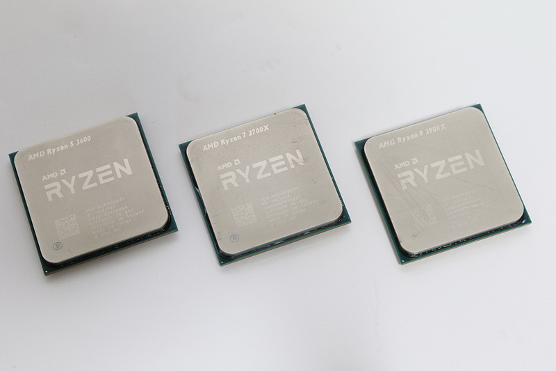 Ryzen 3000シリーズとなる「Ryzen 5 3600」（左）、「Ryzen 7 3700X」（中）、「Ryzen 9　3900X」（右）