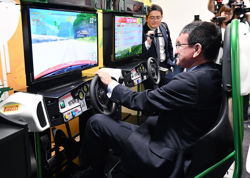 河野外相のTwitterより。アーケード版「セガラリー3」に興じる河野外相