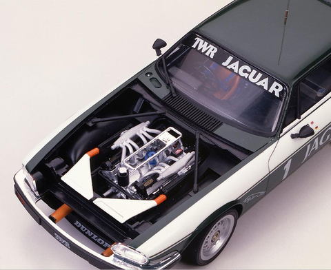 内部構造までしっかりと再現されたプラモデル「JAGUAR（ジャグヮー）XJ