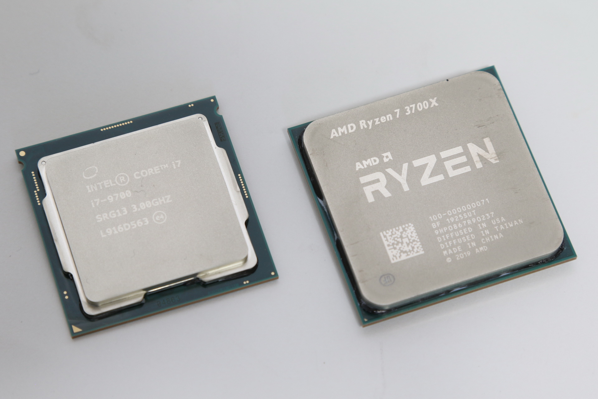 Ryzen 7 3700X（右）とCore i7-9700（左）