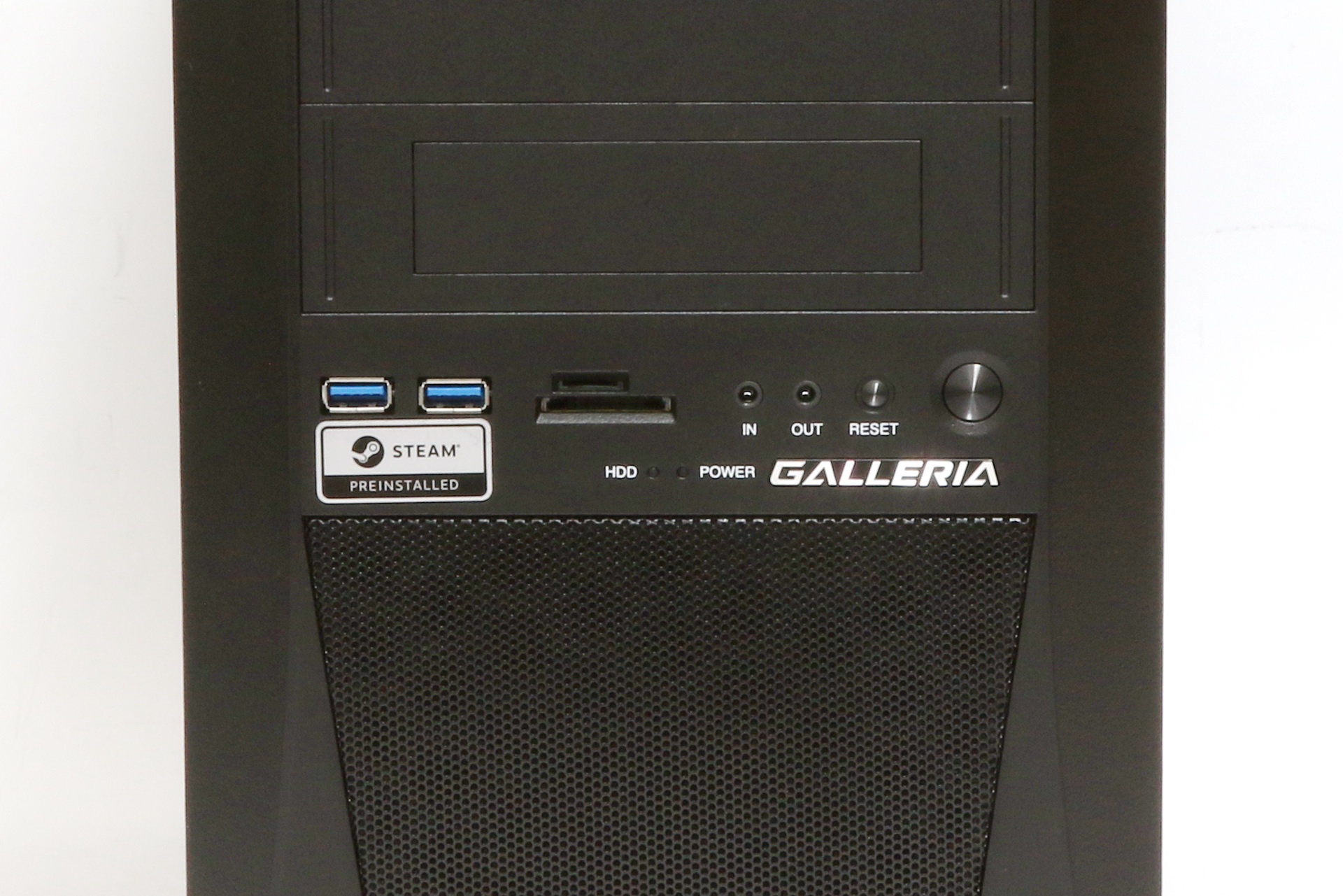 本体正面には電源ボタンやリセットボタンのほか、オーディオのイン・アウト、microSD/SDカードスロット、USB3.0ポートが2ポート用意されている