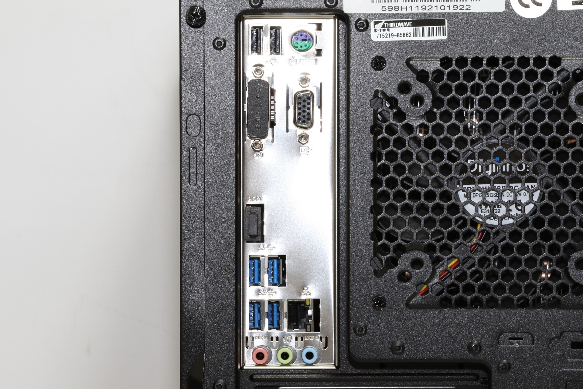 こちらはGALLERIA XFのI/Oポート回り。USB3.0ポートは4ポートのみであとの2つはUSB2.0対応