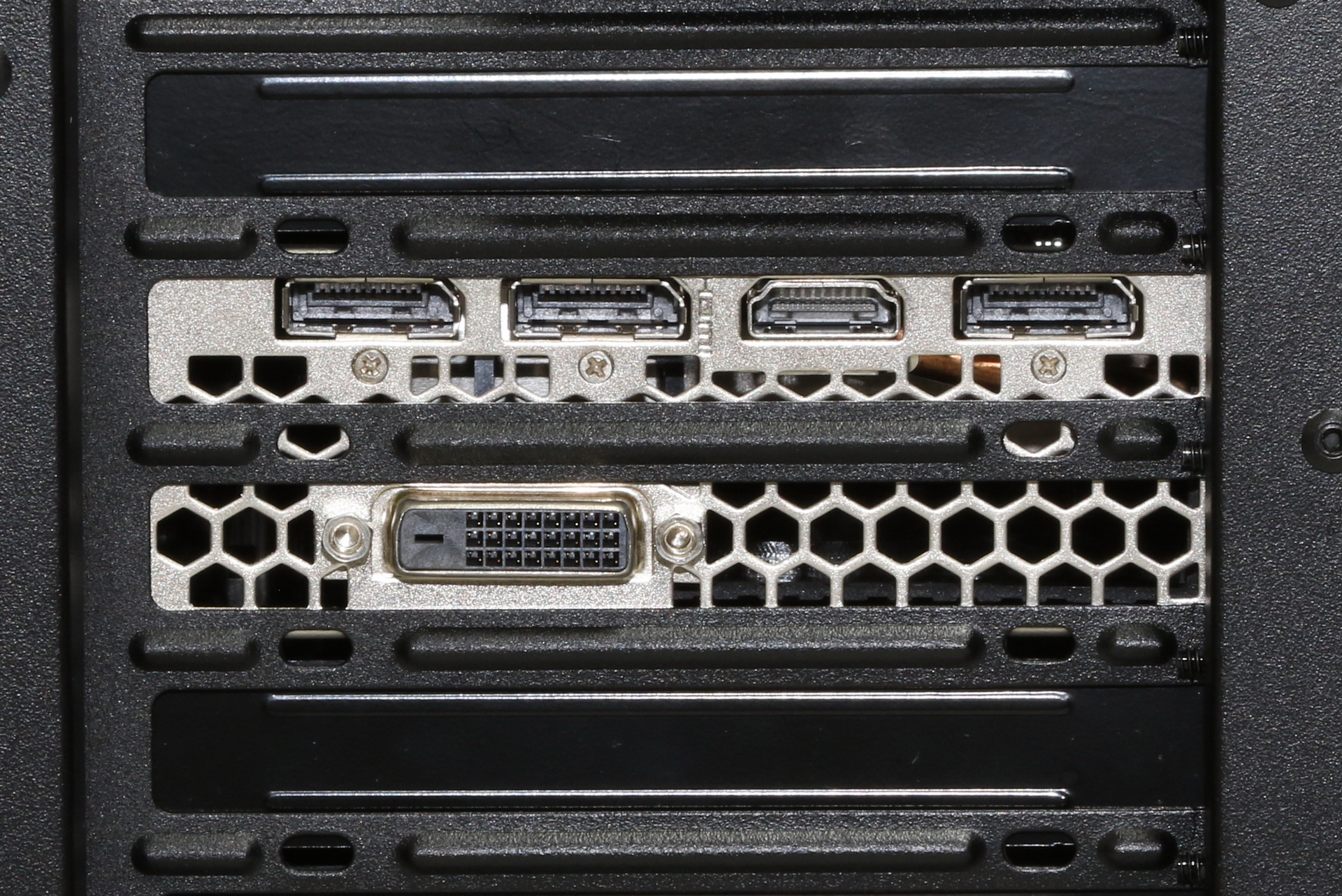 ビデオカードはどちらもGeForce RTX 2070なので背面ポートの構成は同じ