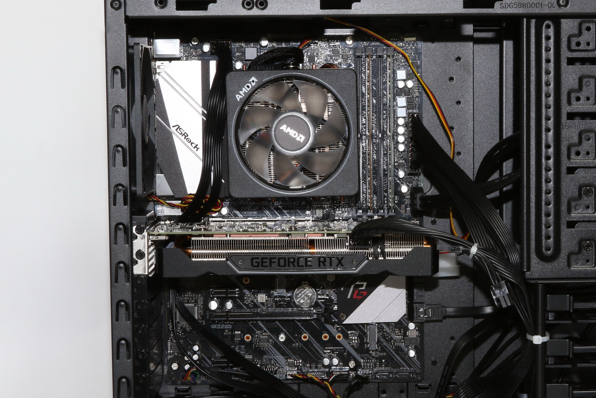 GALLERIA AXFの内部。Ryzen 5 3600よりも大型のAMD純正ファンが取り付けられている。ちなみに光るのはご存じの通り