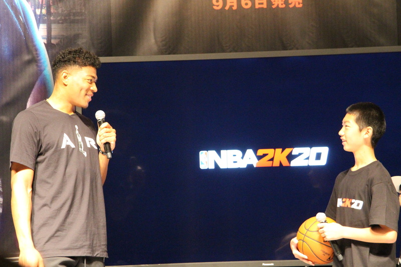 子供達にバスケの技を伝授することに