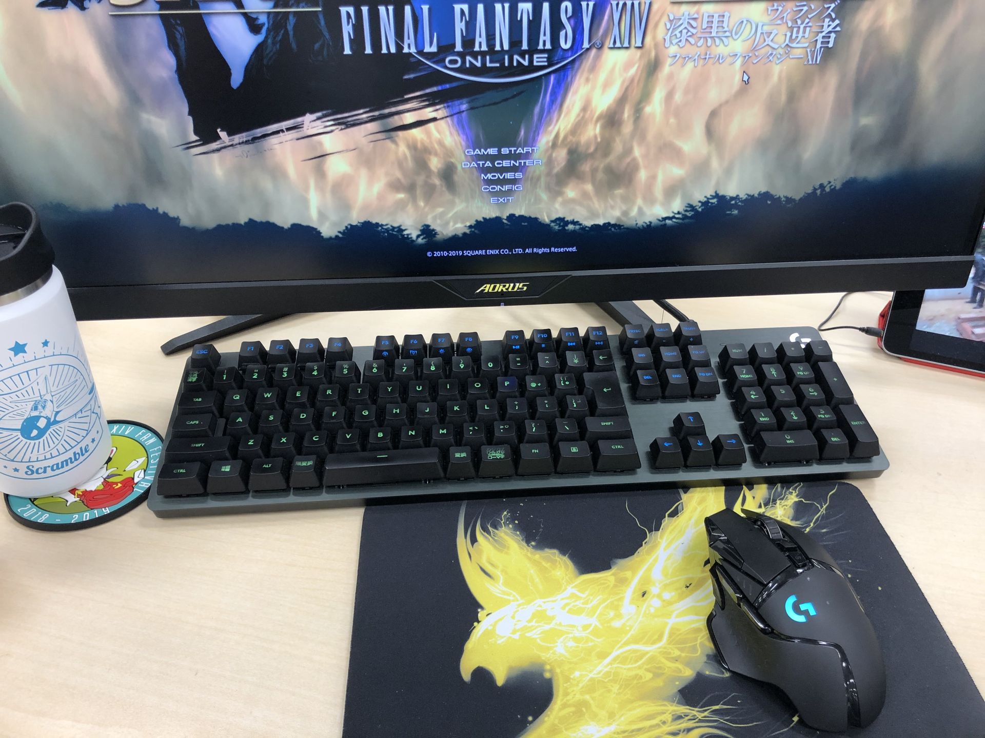 さっそく編集部のデスクトップPCのキーボードを「G512」から「G913」に入れ替えてみた。「G913」はGキーとメディアキーがあるため、左右に長く「G512」よりもやや場所を取る