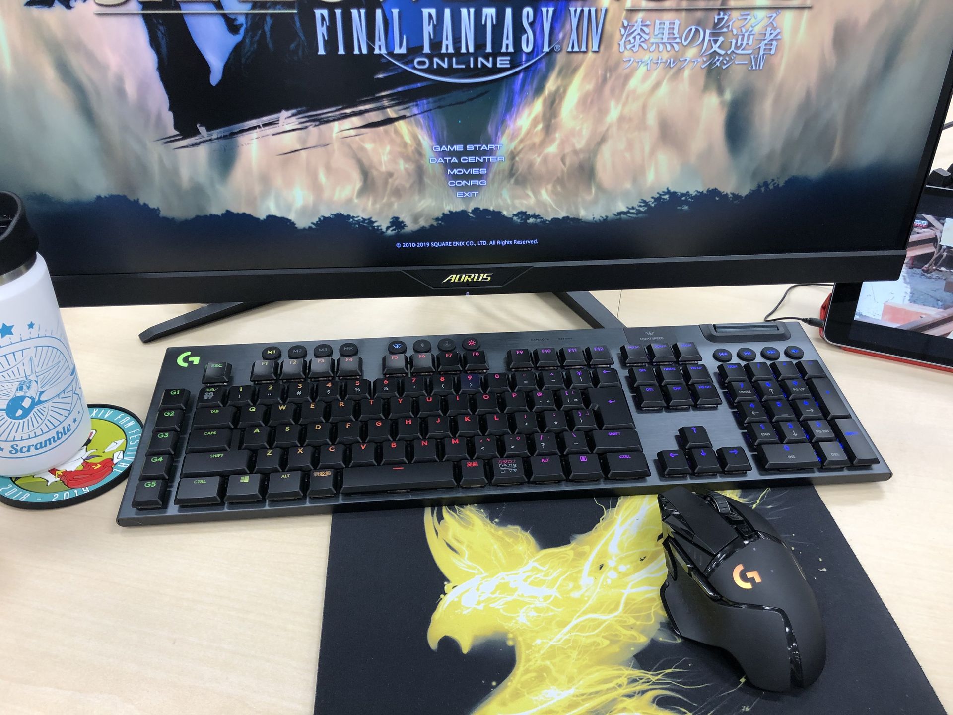 さっそく編集部のデスクトップPCのキーボードを「G512」から「G913」に入れ替えてみた。「G913」はGキーとメディアキーがあるため、左右に長く「G512」よりもやや場所を取る