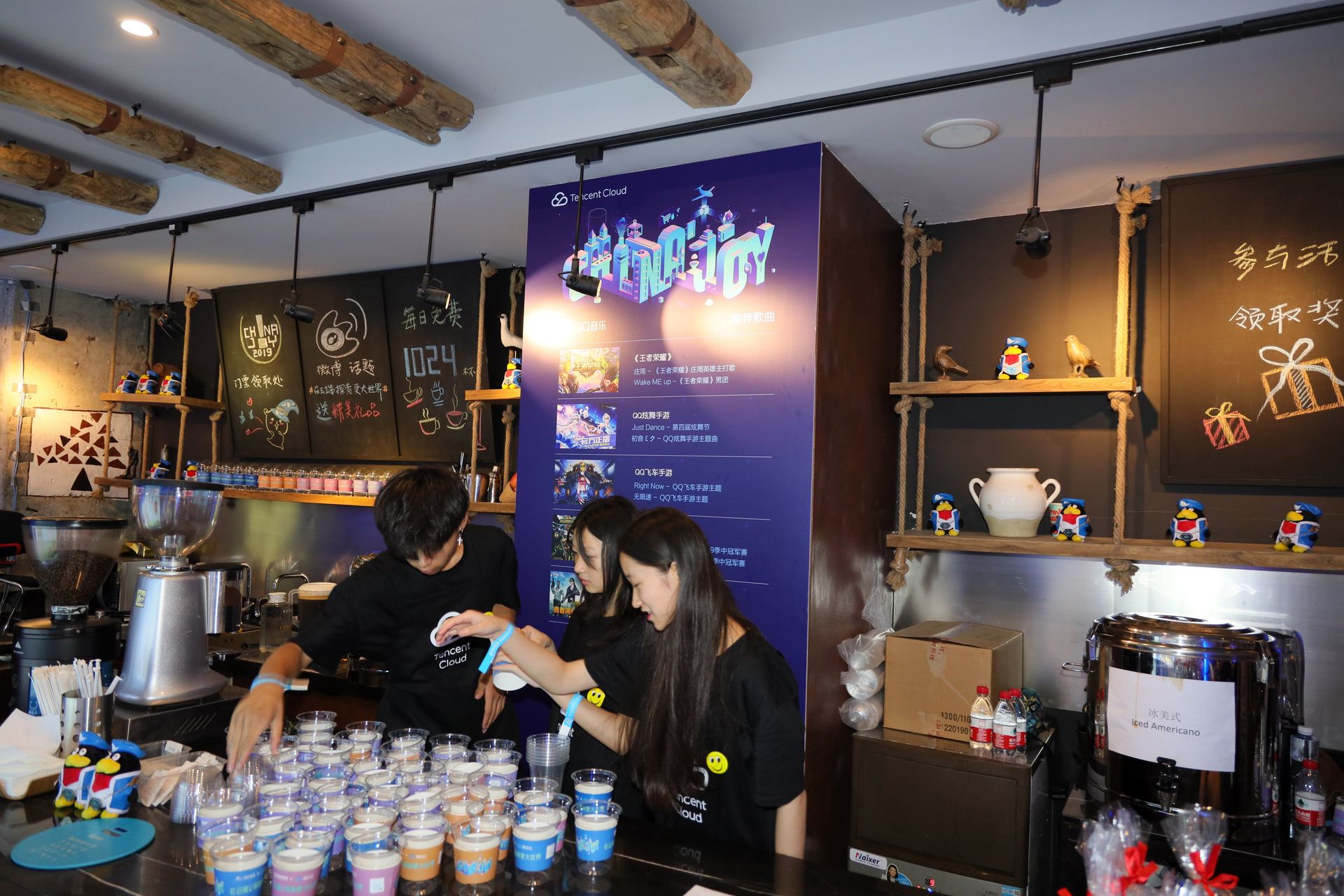 1階のみならず、2階も丸々借りきっており、2階ではクラウドに関するセミナーも開催されていた