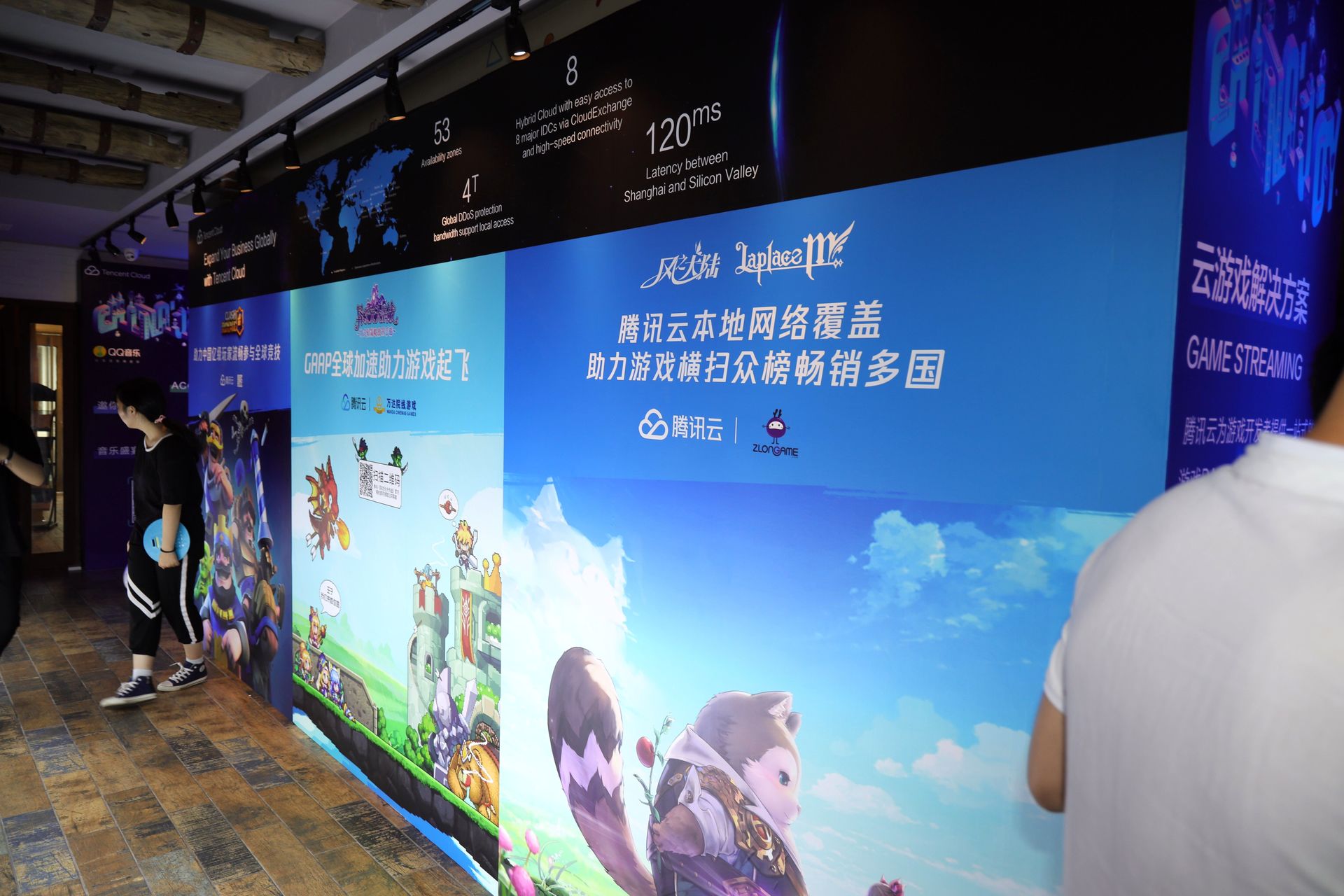 1階のみならず、2階も丸々借りきっており、2階ではクラウドに関するセミナーも開催されていた